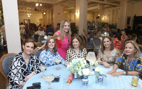 Cynthia Simó, Irene Arosemena, Chechi Henriques, Nini de Ponce, Lorena Bravo y Marcia Montalvo.