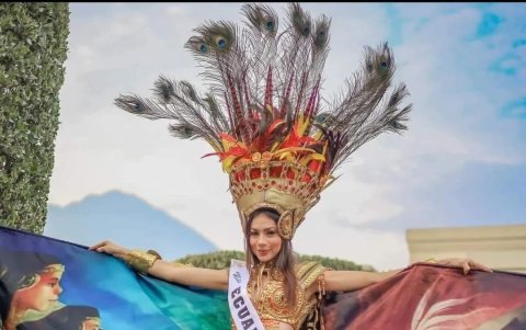 Con el traje típico.