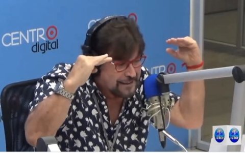 Carlos Vera, Periodista con más de 30 años de trayectoria no recibió el USB, Según el Ministro del Interior Juan Zapata  la correspondencia fue interceptada por la policía.