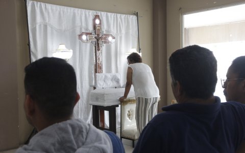 Velorio. Los familiares, amigos y vecinos se acercaron a brindar sus respetos y más sentido pésame a los familiares.