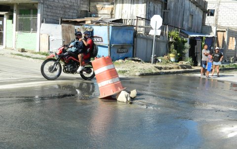 Así lucen las calles del barrio Durán, con aguas negras rebosadas.