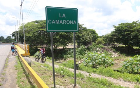La carretera está ubicada a un costado de La Camarona. En emergencias, la vía prácticamente no se ve.