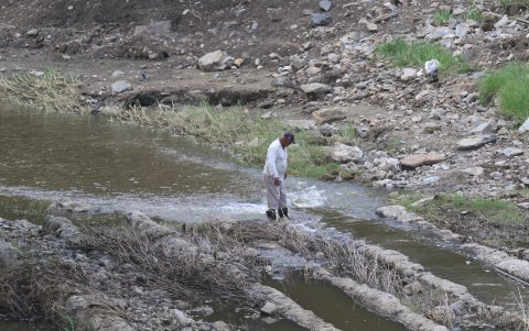 Cuando el nivel del agua está bajo, hay quienes se desplazan sobre él para pasar de un punto a otro.