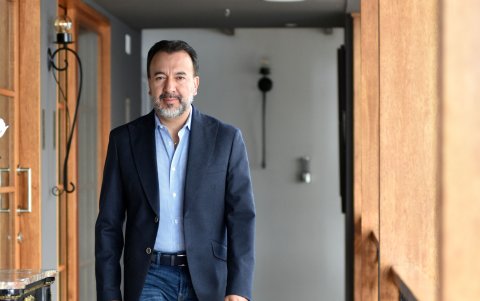 Sociólogo, académico y político, quien se considera, desde siempre un rebelde con causa.