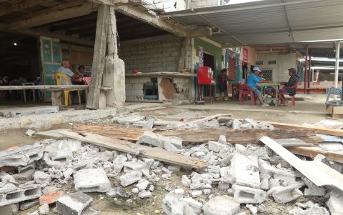 Los escombros se mantienen y la cotidianidad en el sitio también