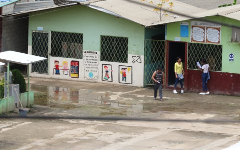 Las lluvias han inundado el patio y aulas de la escuela Juan Javier Espinoza. El agua está evacuando.