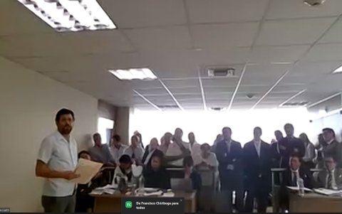 Xavier Flores durante su intervención como amicus curiae en la sala de audiencias.
