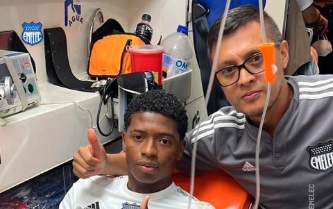 Jackson Rodríguez con uno de los médicos de Emelec camino al hospital, tras la lesión.