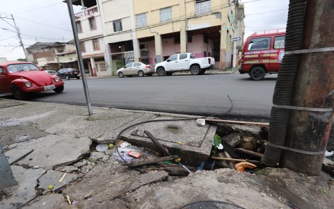 La acera está deteriorada en las calles Bolivia y García Moreno.