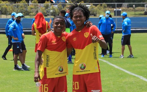 Jeremy Batioja (i) estaría a un paso de firmar con Los Ángeles FC de la MLS.