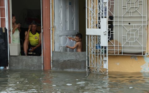 Familias tuvieron que poner bloques de cemento a la entrada de sus casas para evitar que el agua ingrese.
