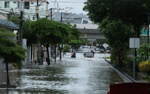 Se recomienda a los conductores usar vías alternas ante las inundaciones de calles principales.