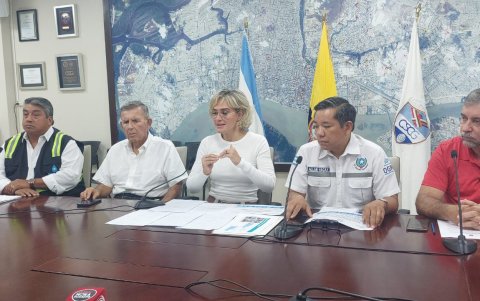 La alcaldesa Cynthia Viteri junto con representantes de la Mesa Técnica del COE que se reunieron para analizar la situación.