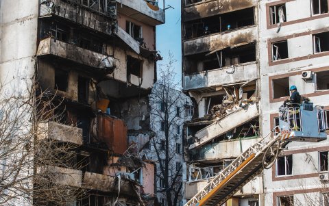 Rescatistas trabajan en un edificio residencial tras ser alcanzado por un misil en Zaporizhzhia, Ucrania, el 22 de marzo de 2023.