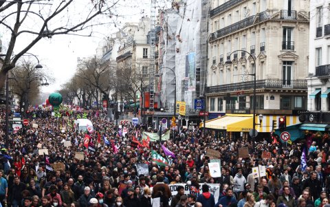 Miles de personas participan en una protesta contra la reforma gubernamental del sistema de pensiones en París, Francia, este 23 de marzo.