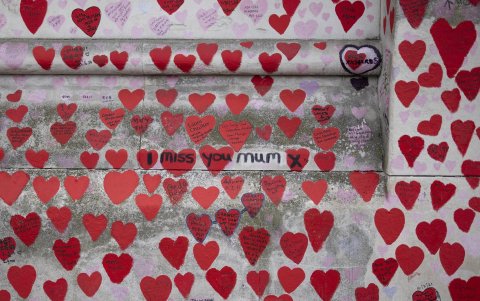 Mensajes personales en el Muro Conmemorativo Nacional de Covid en el tercer aniversario del primer cierre de Gran Bretaña por COVID-19 y el Día Nacional de Reflexión.