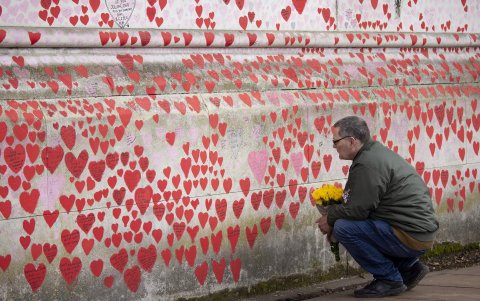 Una persona visita el Muro Conmemorativo Nacional de Covid en el tercer aniversario del primer COVID-19 de Gran Bretaña.