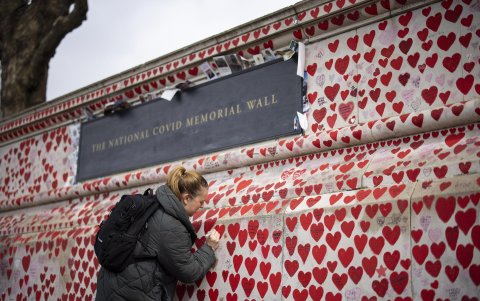 persona visita el Muro Conmemorativo Nacional de Covid en el tercer aniversario del primer cierre de Gran Bretaña por COVID-19 y el Día Nacional de Reflexión, en Londres, Gran Bretaña, el 23 de marzo de 2023.