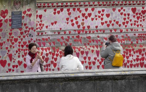 La gente visita el Muro Conmemorativo Nacional de Covid en el tercer aniversario del primer cierre de Gran Bretaña por COVID-19 y el Día Nacional de Reflexión, en Londres, Gran Bretaña, el 23 de marzo de 2023.