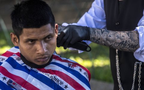 José le corta el pelo a un hombre, el 3 de marzo de 2023.