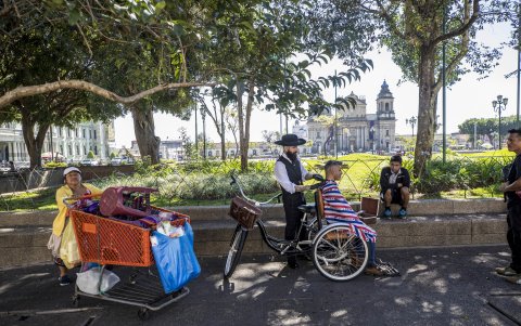 A más del ejercicio físico le agrada servir a la gente pobre.