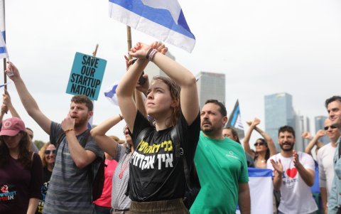 Un grupo de personas protentas en Israel por la reforma judicial