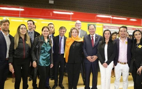 La fase final. En diciembre, Santiago Guarderas develó una placa por la apertura del Metro al público, sin cobro de pasajes.