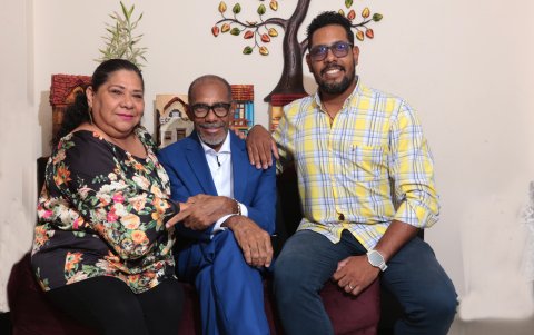 Con su esposa y su hijo, Luis Alberto.