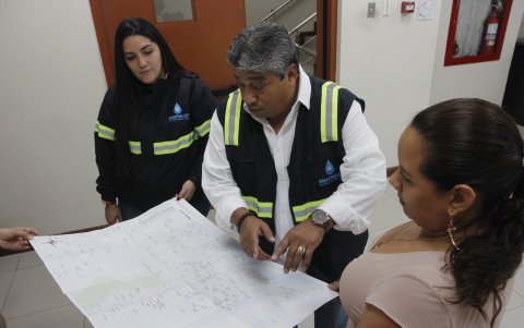 Fidel Valdivieso, gerente general de Emapag, muestra los sectores con mayores riesgos de inundación en la ciudad.