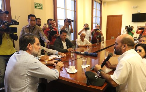 Trato. Entre la Fetug y la Gobernación del Guayas se llegó a un acuerdo para retomar el diálogo con el alcalde electo, Aquiles Álvarez, y buscar soluciones a esta problemática.