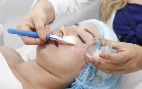 Momentos en que la cosmiatra aplica el gel de dióxido de carbono (CO2..