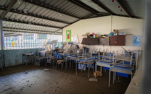 El agua inundó las aulas de las escuelas por lo que se tuvo que poner a buen recaudo el mobiliario.