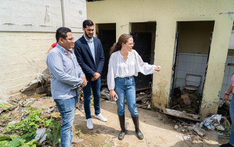 La ministra de Educación, María Brown, junto al subsecretario de Educación de la Zona 8, Jeremy Rubio, recorrieron los planteles afectados.