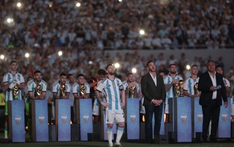 El presidente de la AFA, Claudio Tapia (d-celular), y el de la Conmebol, Alejandro Domínguez (c-manos cruzadas), le entregaron el trofeo a Messi (c).