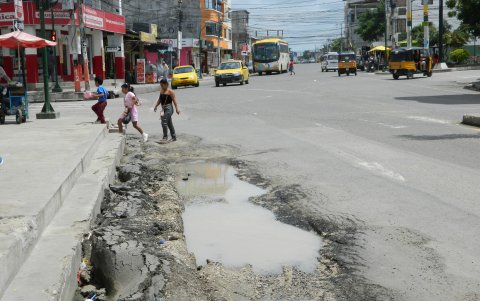 Los huecos son evidentes en las calles del centro del balneario.