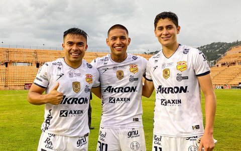 Jonny Uchuari (i) ingresó en los minutos finales para aguantar el resultado.