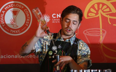 Un barista prepara una bebida durante la quinta edición del Tequila Mixology Contest