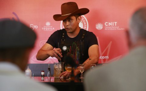 Un barista prepara una bebida durante la quinta edición del Tequila Mixology Contest