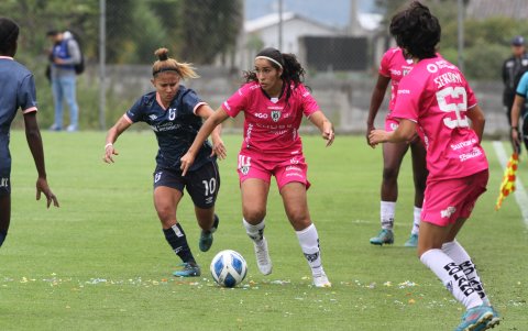 Ambar Torres (c) marcó uno de los tantos de las Dragonas sobre Universidad Católica.