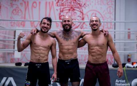 Sebastián (i) y Andrés (d) Alvarado son amigos de Vera y forman parte de su equipo.