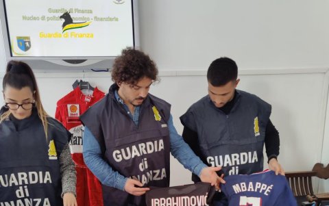 La Guardia de Finanza (policía financiera) de Turín muestra los  objetos falsificados que aseguraba pertenecían a personalidades como el papa Francisco o la fallecida reina Isabel II.