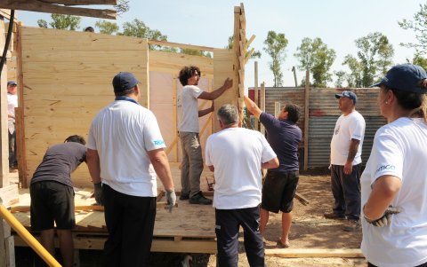 Las paredes de las casas se hacen con el material que se puede, los chicos juegan entre los escombros, la lluvia es una catástrofe.