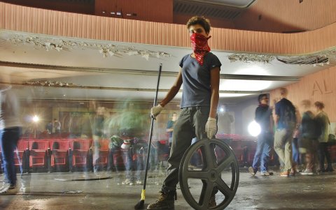 Roma. Jóvenes romanos del histórico Cine América lograron evitar la demolición del edificio gracias a una batalla legal de más de diez años.
