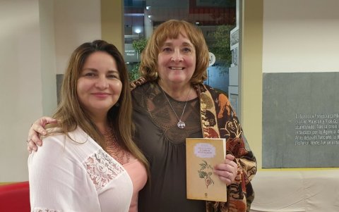 Maritza Cino, a la izquierda, en una de las presentaciones de su obra 'El temblor de los huertos'.