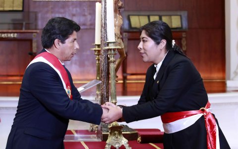 Lima. El expresidente Castillo junto a Betssy Chávez, quien fue la primera ministra en su Gobierno.