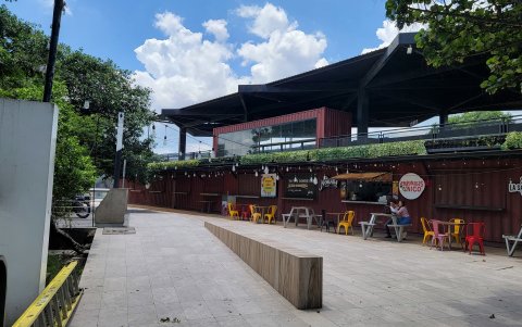 Durante el día el escenario es igual, pocos clientes llegan a los dos únicos sitios abiertos