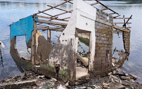 Abandono. Una de las tres viviendas a orillas del Salado colapsó totalmente y está a punto de sumergirse en el agua. Así de complicado fue el paso del temblor por esa zona de la urbe.