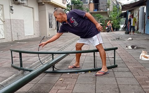 Amenaza. Manuel Martínez muestra que en la zona también se cayeron luminarias a causa del remezón.