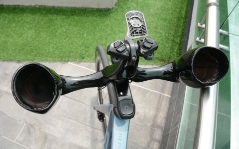 El manubrio que diseñó Mochoman junto a expertos en aerodinámica de la Fuerza Aérea de Colombia.