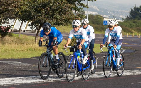 El paraciclista colombiano compartió con el Movistar Best PC en el parque Bicentenario.